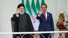 Presiden Indonesia Joko Widodo atau Jokowi (kanan) dan Presiden Iran Ebrahim Raisi melambaikan tangan kepada wartawan saat bertemu di Istana Kepresidenan Bogor, Jawa Barat, Indonesia, Selasa (23/5/2023). (AP Photo/Achmad Ibrahim)