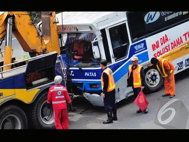 Sebuah bus menabrak pagar pembatas tol TB Simatupang, Jakarta, Minggu (27/7/2014) (Liputan6.com/Faizal Fanani)