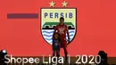 Kiper Persib Bandung, I Made Wirawan, menunjukan jersey tim Persib Bandung saat launching Shopee Liga 1 di Hotel Fairmont, Jakarta, Senin (24/2). Sebanyak 18 klub pamerkan jersey untuk kompetisi Shopee Liga 1 2020. (Bola.com/Yoppy Renato)