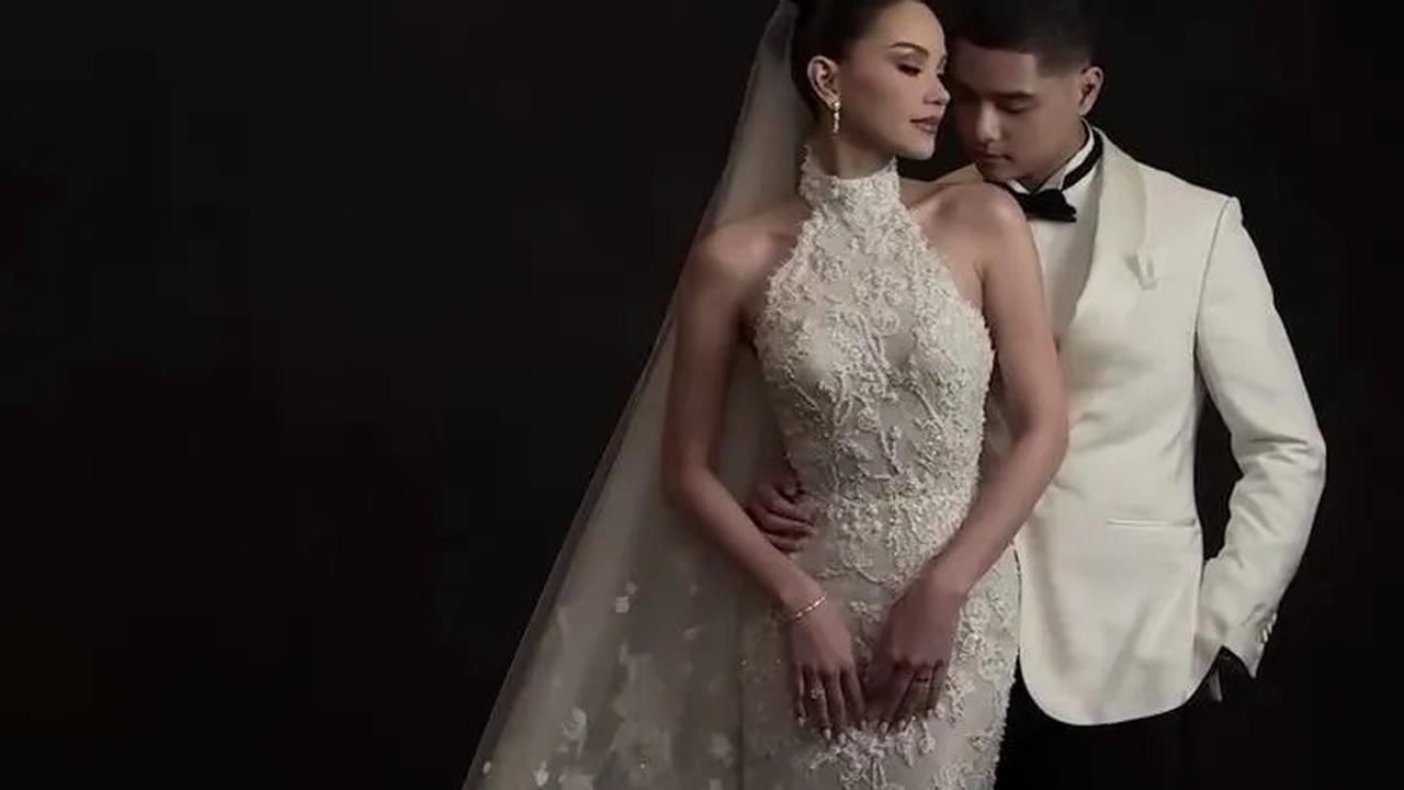 9 Potret Detail Dress Alyssa Daguise di Intimate Dinner Pernikahan dengan Al Ghazali