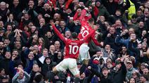 Pemain Manchester United, Benjamin Sesko dan Matheus Cunha, melakukan selebrasi setelah mencetak gol ke gawang Aston Villa di pekan ke-30 Liga Inggris 2025/2026 di Old Trafford, Minggu (15/03/2026) malam WIB. (AP Photo/Dave Thompson)