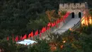 Bendera Olimpiade Musim Dingin Beijing 2022 terlihat di Tembok Besar China dalam kegiatan budaya untuk menyambut hitung mundur 500 hari jelang perhelatan akbar tersebut di Badaling, Distrik Yanqing, yang terletak di Beijing, ibu kota China, pada 20 September 2020. (Xinhua/Zhang Chenlin)