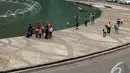 Suasana Bundaran HI yang ramai dikunjungi saat liburan awal tahun, Jakarta, Kamis (1/1/2015). (Liputan6.com/Faizal Fanani)