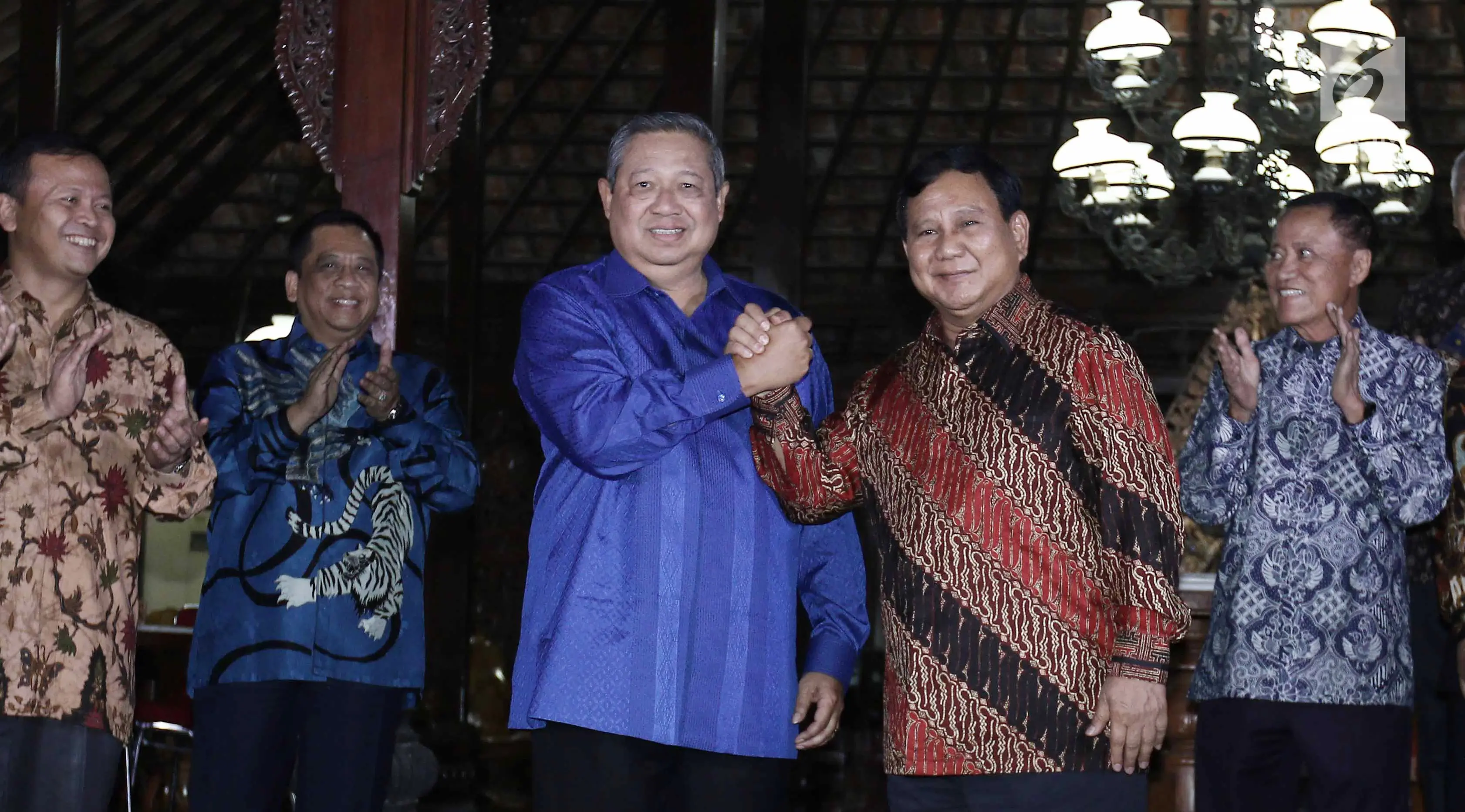 Ketua Umum Partai Demokrat Susilo Bambang Yudhoyono dan Ketum Partai Gerindra Prabowo Subianto berjabat tangan usai memberikan keterangan pers di Kediaman SBY di Cikeas, Bogor, Kamis (27/7). (Liputan6.com/Herman Zakharia)