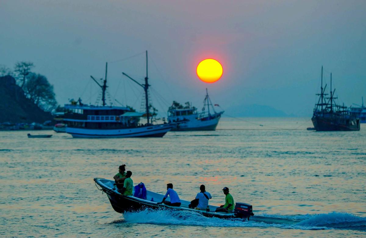 FOTO: Labuan Bajo Kota Seribu Sunset yang Menawan di Ujung Flores