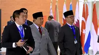 Presiden Prabowo Subianto bersama Sekretaris Kabinet (Seskab) Letkol Teddy Indra Wijaya dan Menteri Luar Negeri Sugiono (Istimewa)