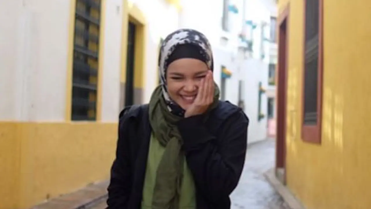 [Bintang] Hijab Dewi Sandra