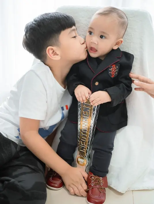 <p>Rafathar Malik Ahmad mencium adiknya dengan penuh kasih sayang. (Foto: Instagram/ raffinagita1717)</p>