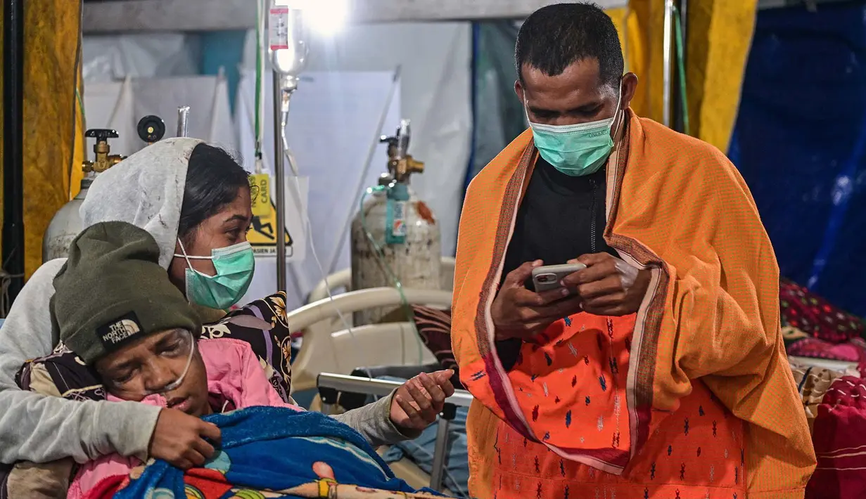 Para korban gempa bumi mendapatkan perawatan di tenda medis darurat di depan Rumah Sakit Ruteng di Ruteng, Manggarai, Nusa Tenggara Timur, Sabtu malam, 15 Agustus 2025. (AFP/ Juni Kriswanto)