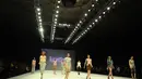 Indonesia Fashion Week (IFW) 2014 kembali menggelar  penampilkan rancangan anak muda kebaya modern dan dinamis dalam Lomba Rancang Kebaya 2014 Majalah Kartini di Jakarta Convention Center, Jakarta, Sabtu (22/2/2014) (Liputan6.com/Rini Suhartini).