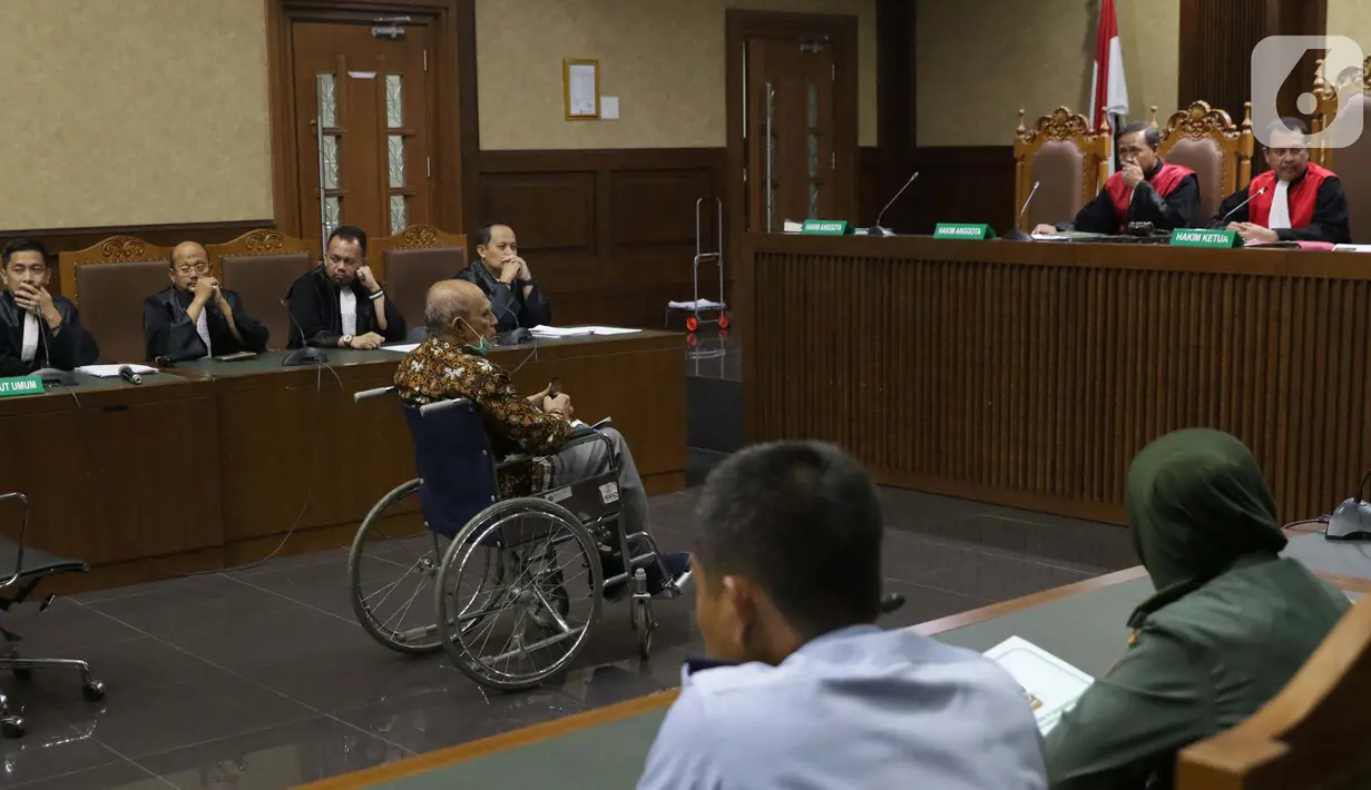 Terdakwa kasus dugaan kepemilikan senjata api illegal, Kivlan Zen menjalani sidang lanjutan di Pengadilan Negeri Jakarta Pusat, Kamis (3/10/2019). Majelis menunda sidang yang beragendakan pembacaan eksepsi karena alasan kesehatan dan legalitas kuasa hukum terdakwa. (Liputan6.com/Helmi Fithriansyah)