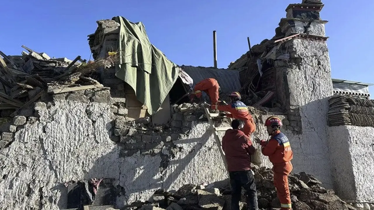 Dalam foto yang dirilis oleh Xinhua News Agency, tampak petugas mencari korban selamat setelah gempa di Desa Changsuo, Dingri, di wilayah Xigaze, Daerah Otonom Tibet, pada Selasa (7/1/2025).