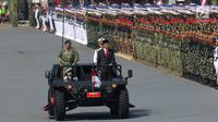Presiden Joko Widodo (Jokowi) meninjau pasukan pada Upacara Peringatan HUT ke-72 TNI di Dermaga Indah Kiat Merak, Cilegon, Banten, Kamis (5/10). Jokowi bertindak sebagai inspektur upacara dalam peringatan itu. (Liputan6.com/Angga Yuniar) 