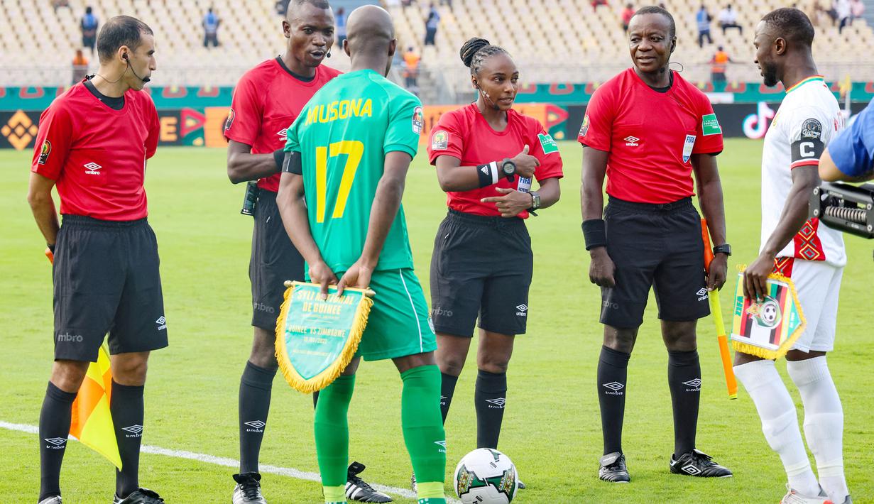 Wasit asal Rwanda, Salima Mukansanga, menjadi wasit wanita pertama dalam sejarah Piala Afrika. (AFP/Kenzo Tribouillard)