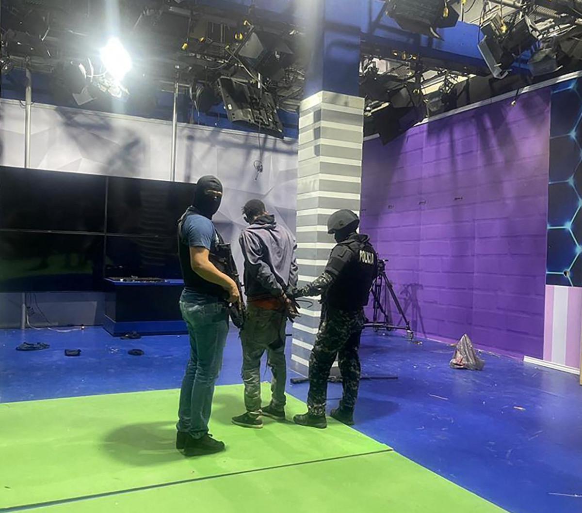 Momen penyerbuan geng bersenjata ke salah satu kantor stasiun televisi di Ekuador, TC Television yang sedang melakukan siaran langsung telah menghebohkan publik dunia. Insiden penyerbuan itu heboh setelah terekam kamera televisi yang sedang live.<br>(STRI