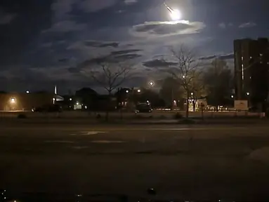 Sebuah meteor melesat di langit Portland dimana seorang sersan Maine berhasil menangkap kilatan cahaya dari langit. Maine berhasil merekam menggunakan video yang ada di dashboard mobil dinasnya. (Courtesy Portland Maine Police Department/Reuters)