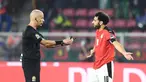 Sebuah insiden terjadi pada menit ke-37 ketika wasit Victor Gomes menawarkan Mohamed Salah untuk menjadi wasit dalam pertandingan tersebut dengan menyodorkan peluit, pena, dan kartu kuning. (AFP/Charly Triballeau)