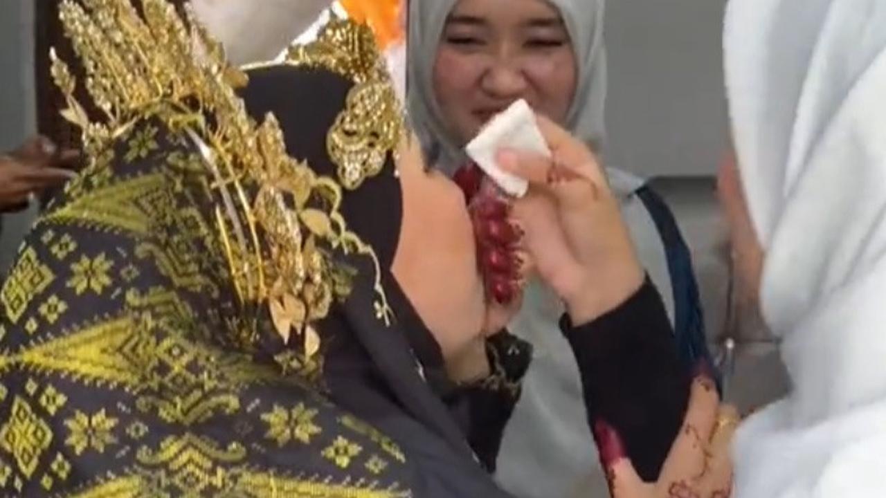 "After 9 years tak berjumpa. Kami langsung takde gambar bersama waktu umur 13 tahun. Tak pernah putus contact, tapi pernah berjanji suatu hari mesti berjumpa," tulis keterangan video.