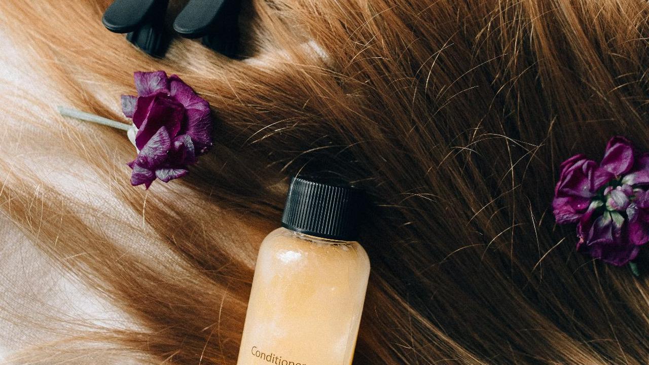 3. Pilih Conditioner yang Mengandung Pelembab Oklusif untuk Rambut Kering<br>