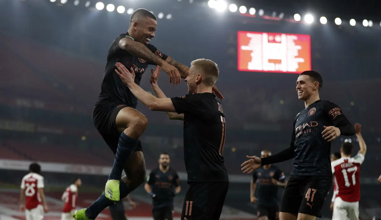 Striker Manchester City, Gabriel Jesus (kiri), melakukan selebrasi usai mencetak gol pertama timnya ke gawang Arsenal dalam laga perempatfinal Piala Liga Inggris Carabao Cup di Emirates Stadium, London, Selasa (22/12/2020). Manchester City menang 4-1 atas Arsenal. (AFP/Adrian Dennis)