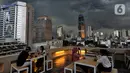Awan kumulonimbus menyelimuti langit di kawasan Thamrin, Jakarta, Senin (23/12/2019). Badan Meteorologi Klimatologi dan Geofisika (BMKG) memprediksi kawasan Jabotabek berpotensi mengalami peningkatan curah hujan selama sepekan mendatang. (merdeka.com/Arie Basuki)