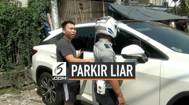 Penertiban mobil-mobil yang parkir sembarangan digelar di kawasan Tambora Jakarta Barat. Salah seorang pemilik mobil protes, tidak terima kendaraannya akan diderek petugas.