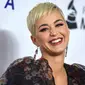Penyanyi Katy Perry tersenyum saat berpose menghadiri pesta Gala Musicares Person of The Year 2019 di Los Angeles (8/2). Katy Perry tampil menawan mengenakan gaun hitam bermotif kembang dengan belahan hingga paha terbuka. (AP Photo/Jordan Strauss)
