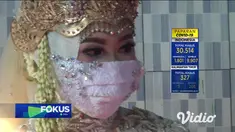 Sepasang kekasih di Sidoarjo menikah di tengah pandemi corona. Alhasil, ijab kabul pernikahan mereka digelar di pos Kampung Tangguh COVID-19. Pernikahan biasanya dihadiri banyak orang. Bahkan dilangsungkan dengan pesta yang meriah.