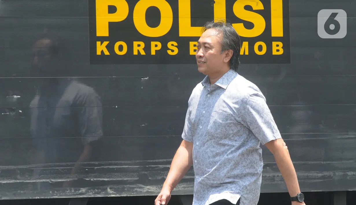 Mantan Pejabat PT Garuda Indonesia (Persero), Heriyanto Agung Putra menghindari awak media usai menjalani pemeriksaan di Gedung KPK, Jakarta, Jumat (4/10/2019). Heriyanto diperiksa sebagai saksi untuk tersangka Emirsyah Satar terkait kasus pengadaan pesawat Rolls-Royce. (merdeka.com/Dwi Narwoko)