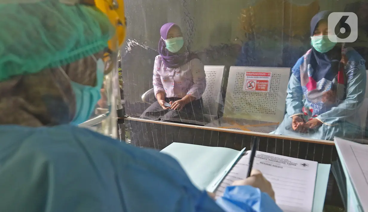 Pasien melakukan pendaftaran saat simulasi vaksin COVID-19 di Puskesmas Tapos, Depok, Jawa Barat, Kamis (22/10/2020). Pemkot Depok menggelar simulasi vaksin COVID-19 dalam rangka persiapan vaksinasi yang rencananya akan dilaksanakan bulan November 2020. (Liputan6.com/Herman Zakharia)