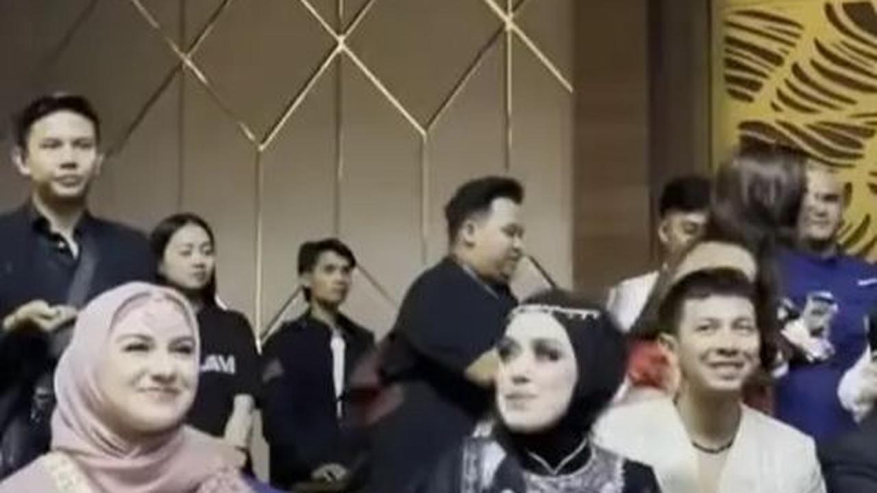 Irish Bella mengungkap bahwa dirinya telah "diteror" oleh Fairuz untuk mengenakan pakaian Bollywood dalam acara ulang tahun Sony.