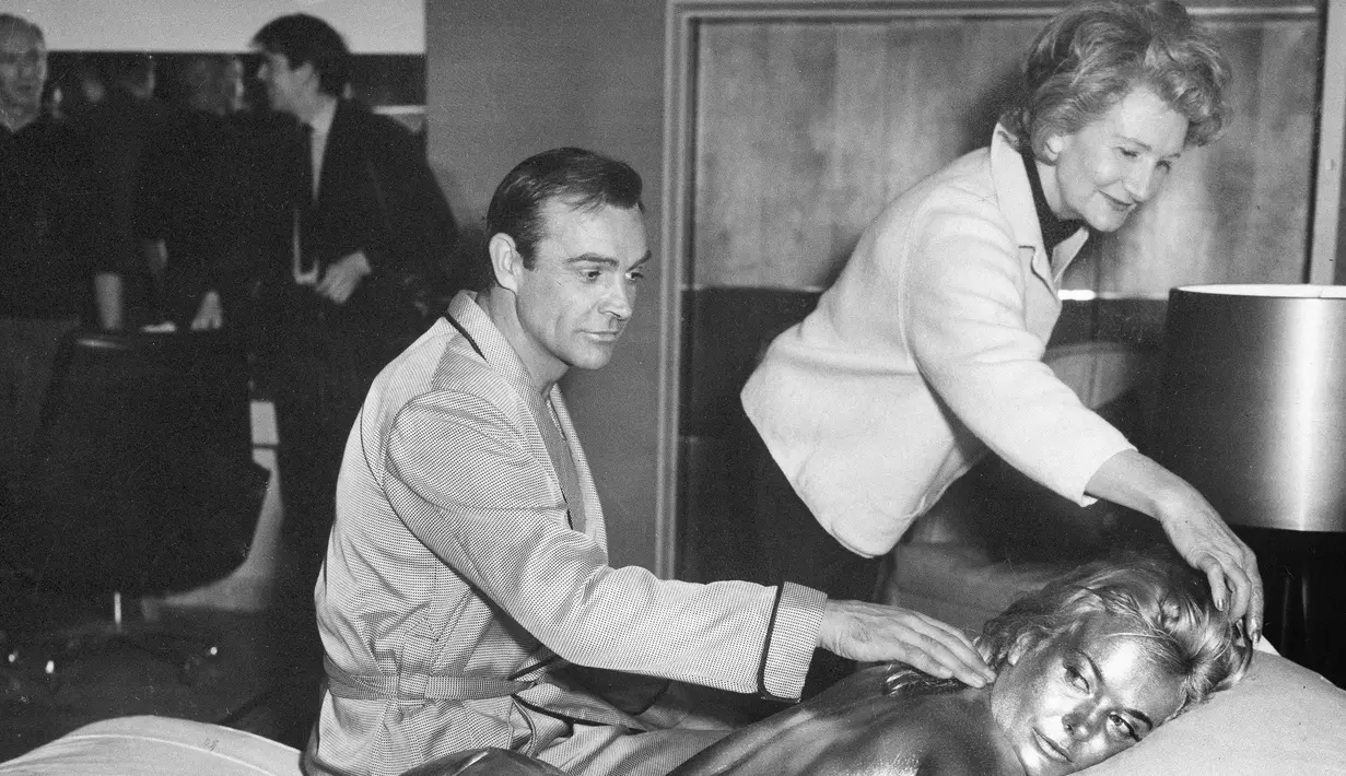 Foto file 20 April 1964, James Bond, alias, Sean Connery, mendapati  bersama aktris Shirley Eaton di Pinewood Studios, dekat London. Pihak keluarga tidak menyebutkan secara gamblang penyebab kematian Connery.  (AP Photo/Victor Boynton)