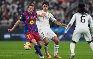 Frenkie de Jong berduel memperebutkan bola dengan Gonzalo Garcia dalam laga final Piala Super Spanyol di King Abdullah Sports City Stadium, Jeddah, 12 Januari 2026. (AP Photo/Altaf Qadri)