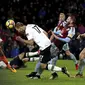 Pemain Liverpool, Ragnar Klavan saat mencetak gol lewat sundulan ke gawang Burnley pada lanjutan Premier League di Turf Moor, Burnley, (1/1/2018). Liverpool menang 2-1 atas Burnley. (Martin Rickett/PA via AP)