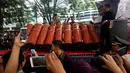 Alat musik gordang sambilan saat dimainkan selama kirab resepsi pernikahan Kahiyang Ayu-Bobby Nasution di Kota Medan, Sumatera Utara, Minggu (26/11). (Liputan6.com/Johan Tallo)