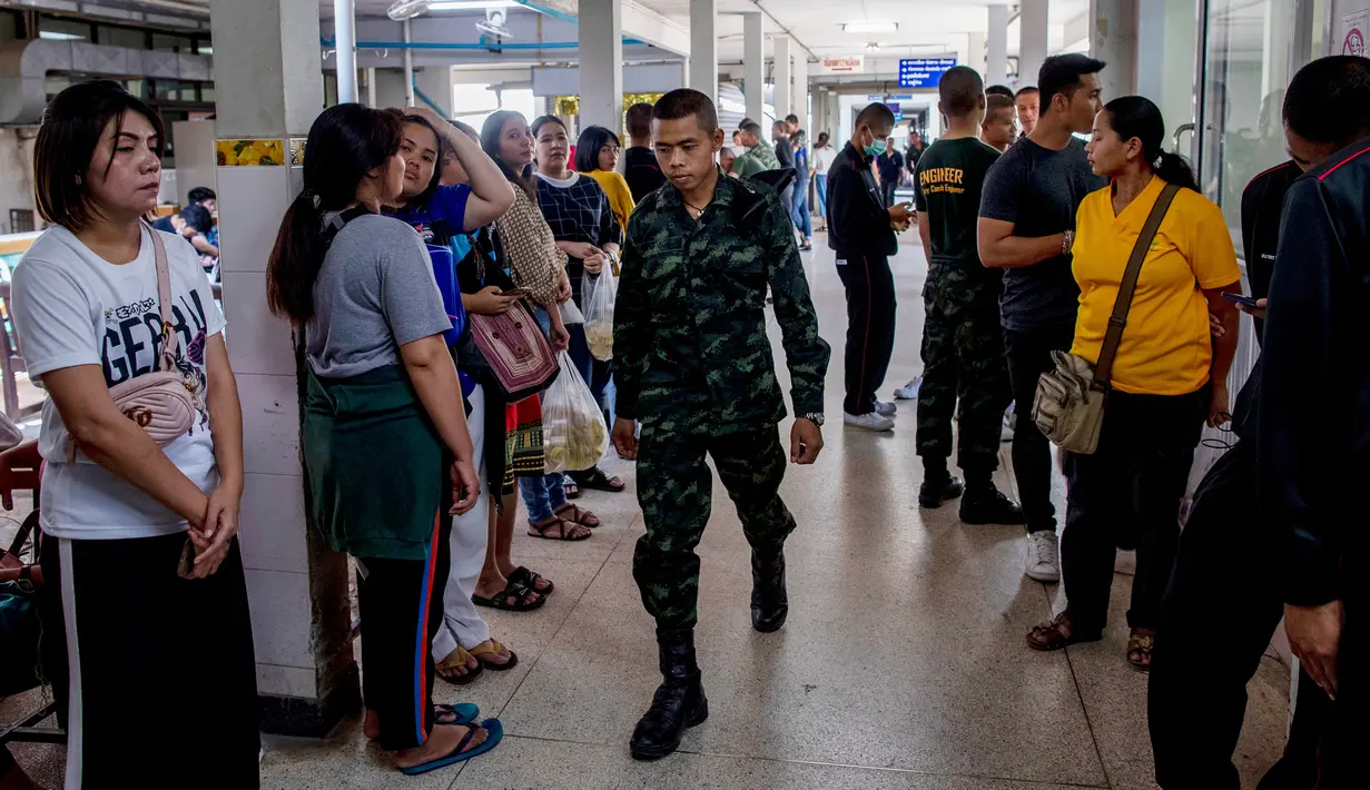 Tentara dan warga menawarkan untuk mendonorkan darahnya setelah penembakan brutal di Korat, Nakhon Ratchasima, Thailand, Minggu (9/2/2020). Penembakan brutal menewaskan 26 orang dan melukai puluhan lainnya. (AP Photo/Gemunu Amarasinghe)