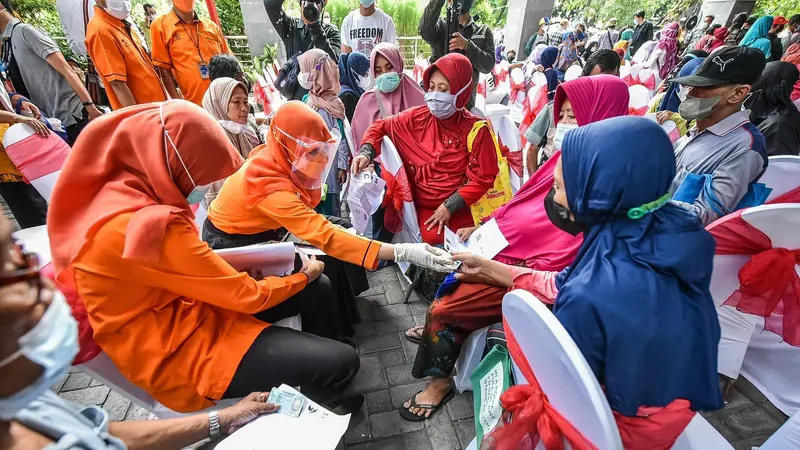 Penyaluran BLT minyak goreng di Surabaya. (Dian Kurniawan/Liputan6.com).