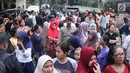 Kerumunan warga di depan lokasi pembunuhan wanita yang ditemukan tewas di dalam lemari di kawasan Mampang, Jakarta, Jumat (23/11). Polres Jaksel menggelar rekonstruksi setelah penyidik menggali keterangan pelaku. (Liputan6.com/Helmi Fithriansyah)