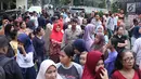 Kerumunan warga di depan lokasi pembunuhan wanita yang ditemukan tewas di dalam lemari di kawasan Mampang, Jakarta, Jumat (23/11). Polres Jaksel menggelar rekonstruksi setelah penyidik menggali keterangan pelaku. (Liputan6.com/Helmi Fithriansyah)
