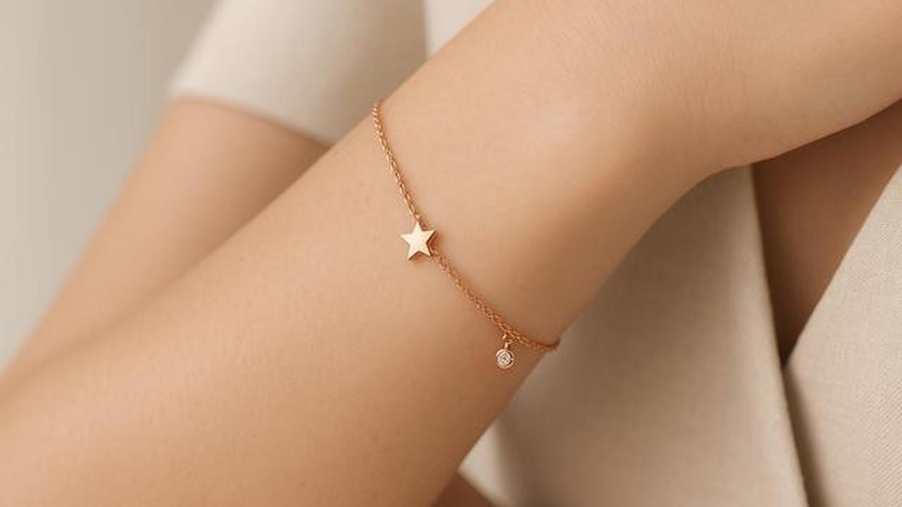 Gelang Rantai Tipis Bisa Bikin Tangan Mungilmu Tampak Lebih Panjang dan Anggun, ini Triknya