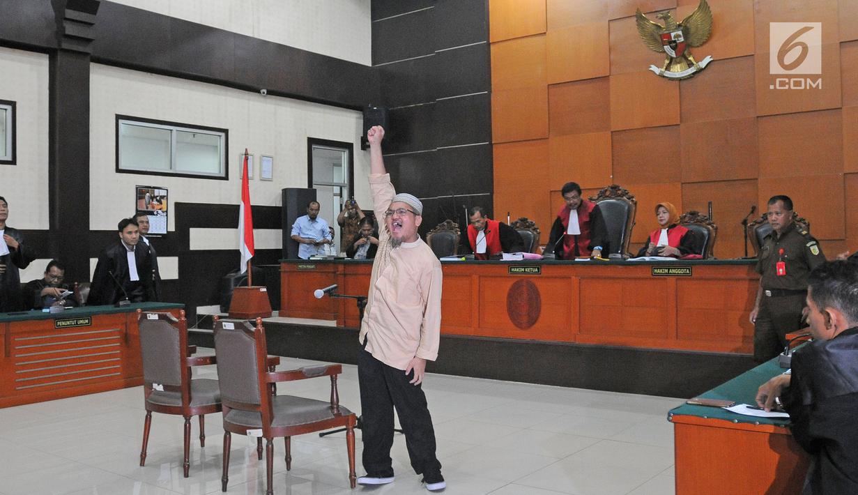 Terdakwa kasus ujaran kebencian Jon Riah Ukur (Jonru Ginting) meneriakkan takbir setelah sidang pembacaan vonis di PN Jakarta Timur, Jumat (3/2). Jonru divonis 1 tahun enam bulan penjara dan denda Rp50 juta juta (Liputan6.com/Herman Zakharia)