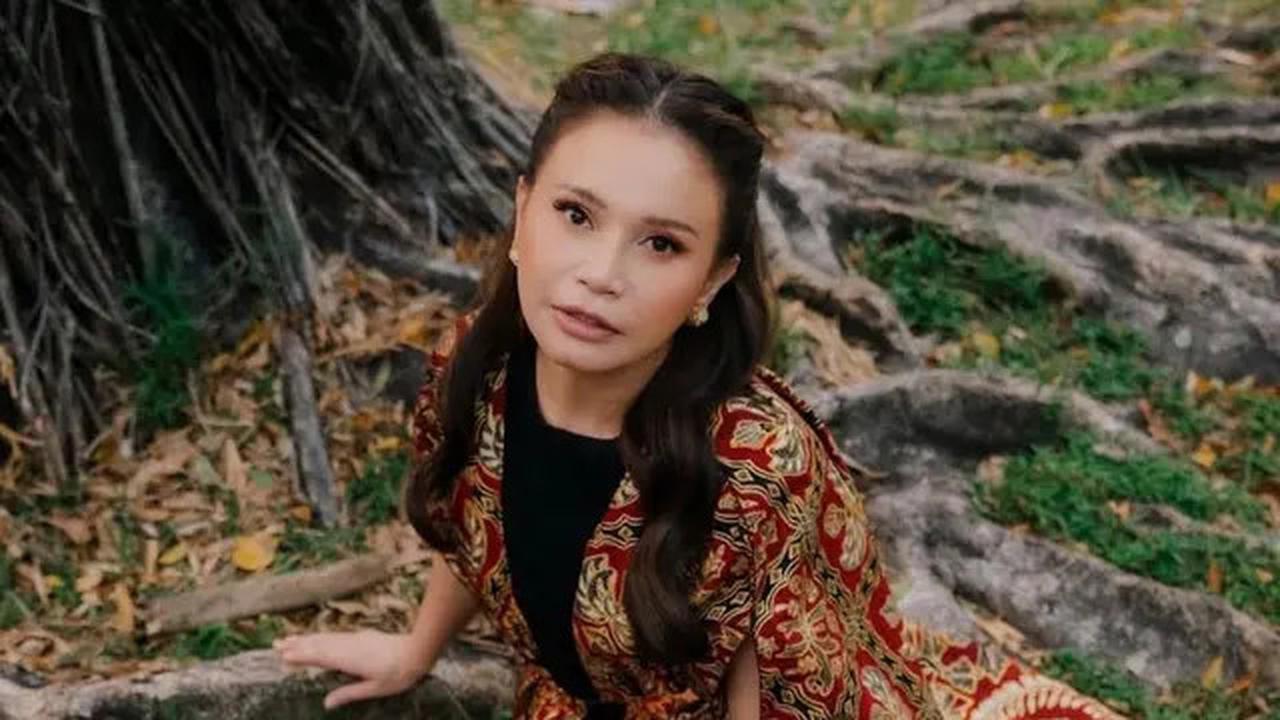 Foto-Foto Kebaya ala Rossa, Anggun Bawakan Budaya Indonesia