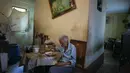 Zenobia Ansualve makan siang di rumahnya di Caracas, Venezuela, pada 18 Agustus 2021. Ansualve (88) yang tinggal sendiri dan tidak meninggalkan rumahnya sejak awal pandemi COVID-19, mengatakan dia hidup dengan $20 sebulan dari menyewakan kamar miliknya. (AP Photo/Ariana Cubillos)