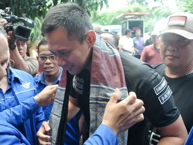 Cagub DKI Jakarta, Agus Harimurti Yudhoyono mendapat sarung saat menghadiri deklarasi BATAS, Jakarta, Minggu (16/10). BATAS mengaku siap memenangkan Agus-Sylvi dalam Pilkada DKI 2017. (Liputan6.com/Yoppy Renato)