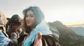 Jalani pemotretan dengan latar belakang Gunung Bromo yang indah di pagi hari, penampilan Naysilla Mirdad terlihat menawan. Meski sambil menahan udara dingin yang menusuk, raut wajahnya pun terlihat indah dengan senyum hangatnya. (Liputan6.com/IG/@naymirdad)