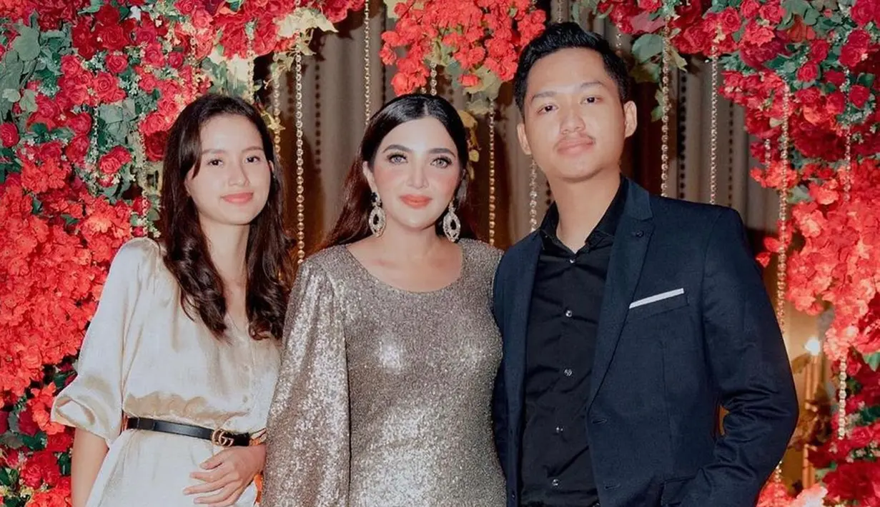 Diterima baik di keluarga Azriel Hermansyah, ini adalah potret kebersamaan Sarah Menzel dan Ashanty saat acara ulang tahun Ashanty pada November 2021 lalu. Sudah sangat dekat dengan keluarga kekasih, Sarah Menzel didoakan langgeng dengan Azriel Hermansyah dan didoakan segera melaju ke pelaminan. Melalui laman Instagramnya, Ashanty cukup sering unggah potret bareng calon menantunya itu. (Liputan6.com/IG/@ashanty_ash)