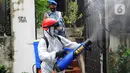 Petugas PMI melakukan penyemprotan disinfektan pada puskesmas di RW 09 Kompleks TNI AL Gandaria, Jakarta Selatan, Senin (14/2/2022). Penyemprotan yang difasilitas Satgas Covid 19 Lantamal III TNI AL tersebut dilakukan untuk mencegah penyebaran COVID-19 varian Omicron. (merdeka.com/Arie Basuki)
