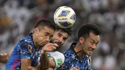 Pemain Arab Saudi, Saleh Al-Shehri berebut bola dengan dua pemain Jepang, Maya Yoshida dan Yuto Nagatomo pada kualifikasi grup B zona Asia Piala Dunia Qatar 2022 di Stadion King Abdullah Sports City, Jeddah, Arab Saudi, Kamis (7/10/2021). Arab Saudi menang tipis atas Jepang 1-0. (AP Photo)