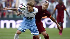 Lazio malakoni laga derby kontra AS Roma dalam lanjutan Serie A Italia di Stadion Olimpico, Selasa dini hari (26/5/2015). Laga ini sangat menentukan posisi kedua tim di klasemen akhir serie A. Lazio menyerah 0-1 dari AS Roma. (Reuters/Tony Gentile)