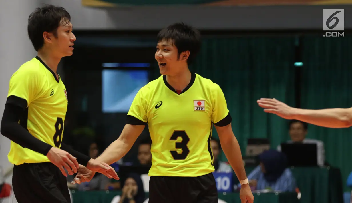 Pemain Timnas voli putra Jepang, Naonobu Fujii (tengah) merayakan poin atas Australia di Babak 8 besar grup E Kejuaraan Voli Asia 2017 di GOR Tri Dharma, Gresik, Minggu (30/7). Jepang unggul 3-0. (Liputan6.com/Helmi Fithriansyah)
